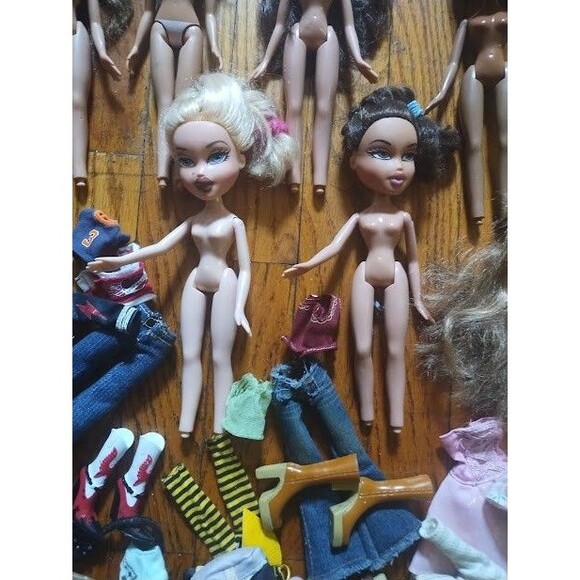 Vintage HUGE BRATZ LOT 30 Nude Dolls  Clothes Shoes - Picture 6 of 16
